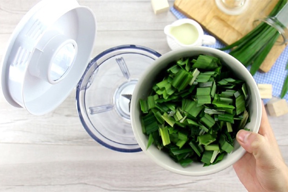 Bước 1: Xay lá dứa
