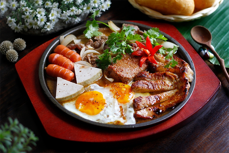 Hoàn thành bánh mì chảo trứng pate
