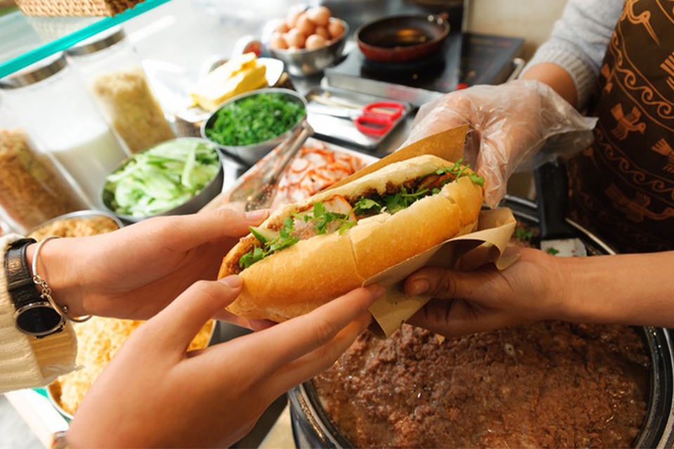 Cách làm bánh mì pate trứng truyền thống