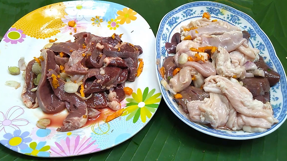 Ướp các nguyên liệu thành 2 phần