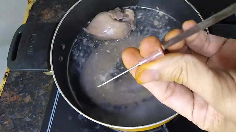 Sử dụng một cái kim nhỏ để thử dồi