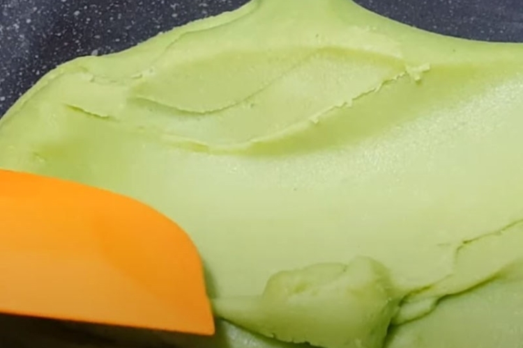 Sên nhân đậu xanh lá dứa