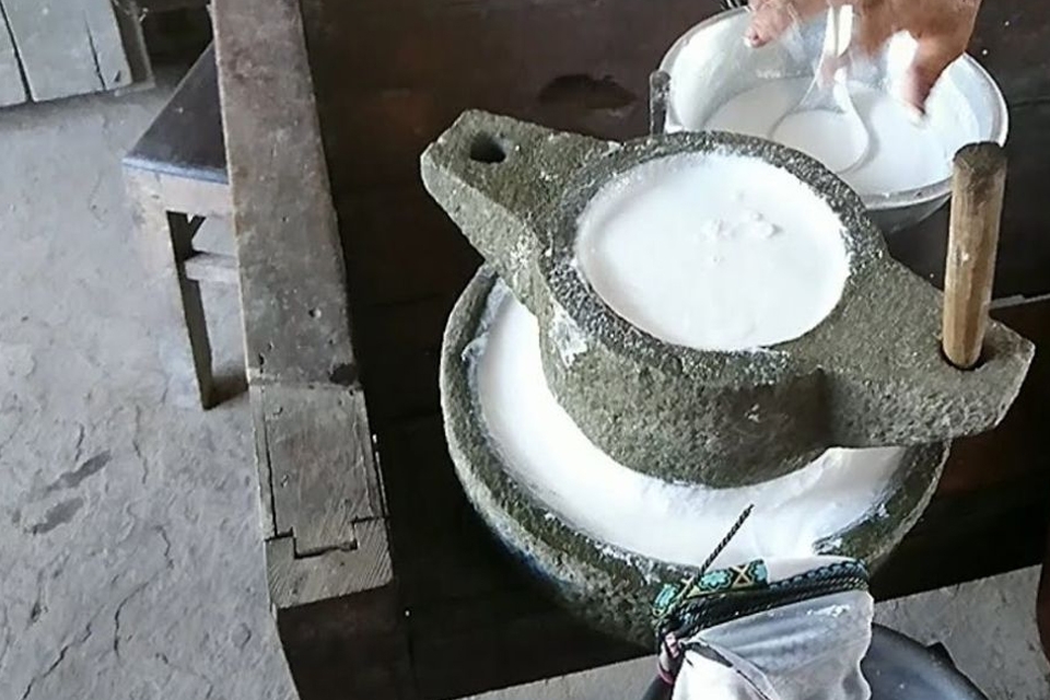 Ngâm gạo và xay nhuyễn.