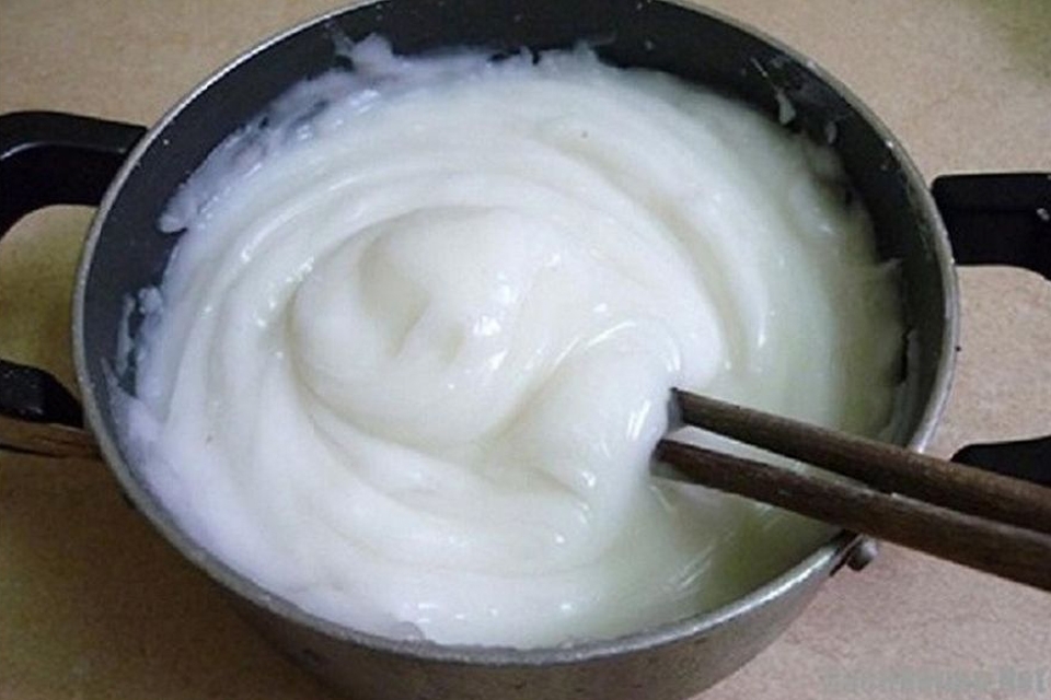 Nấu chín bột gạo.