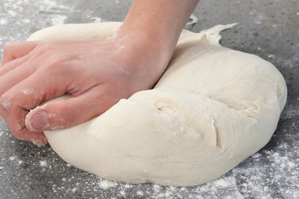 Nhồi bột làm bánh hỏi.