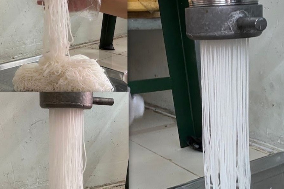 Ép bột vào khuôn làm bánh hỏi.