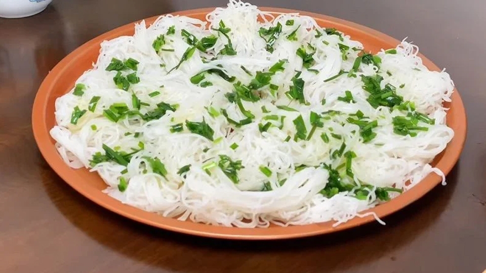 Bày trí món bảnh hỏi.