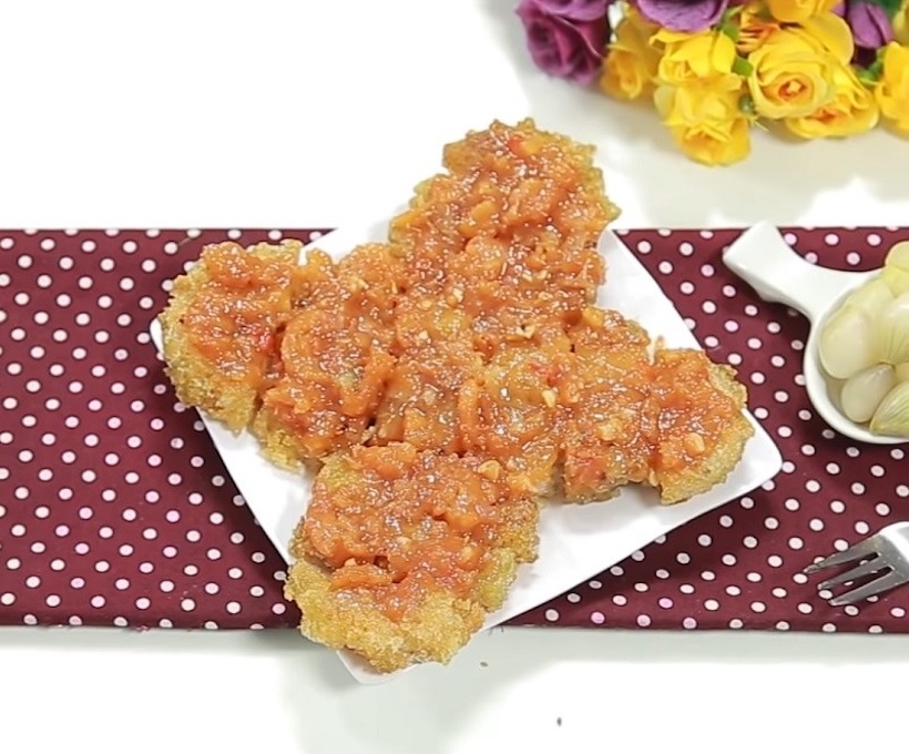 Bánh tét chiên sốt chua ngọt