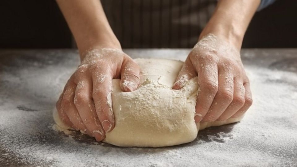 Nhào bột cho tới khi tạo thành khối dẻo mịn, có độ đàn hồi cao
