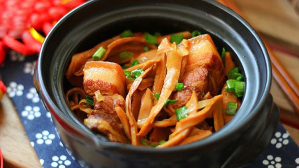 Thịt lợn xào măng khô