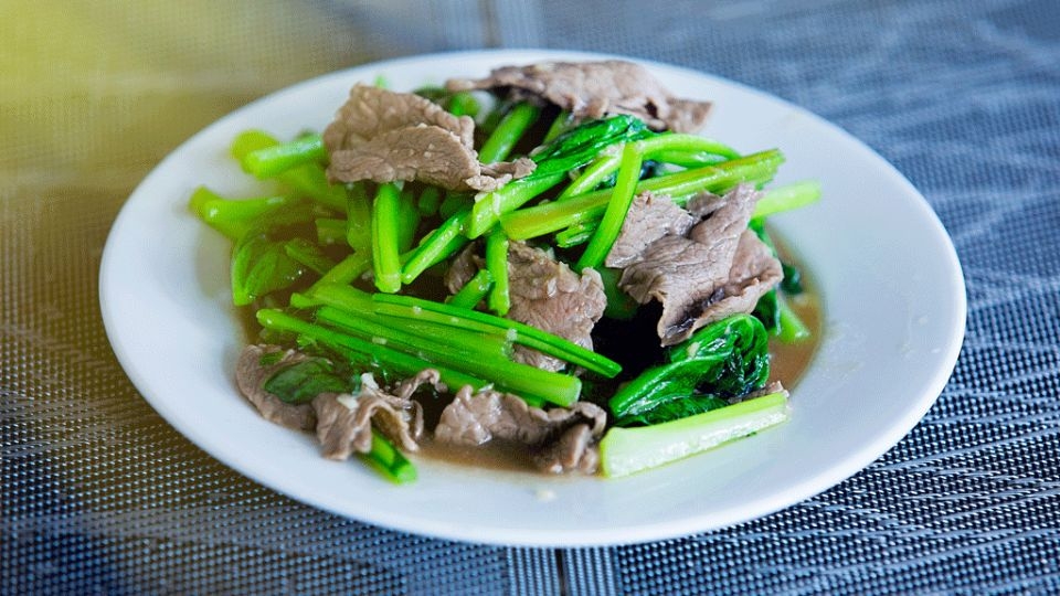 Thịt lợn xào rau cải ngọt