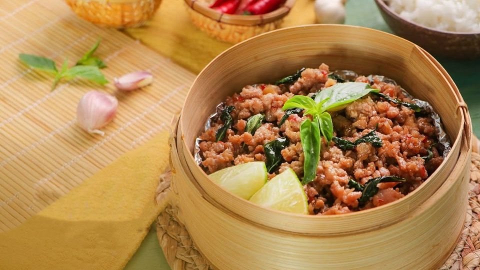 Thịt lợn băm xào lá quế