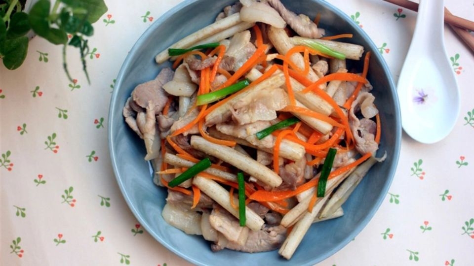 Thịt lợn xào ngó sen