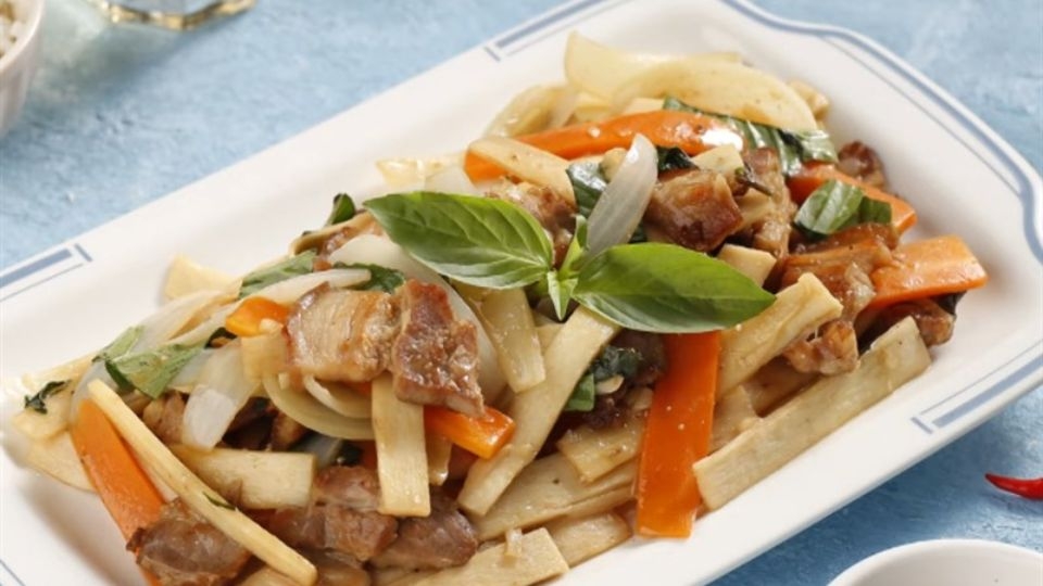 Thịt lợn xào củ hũ dừa