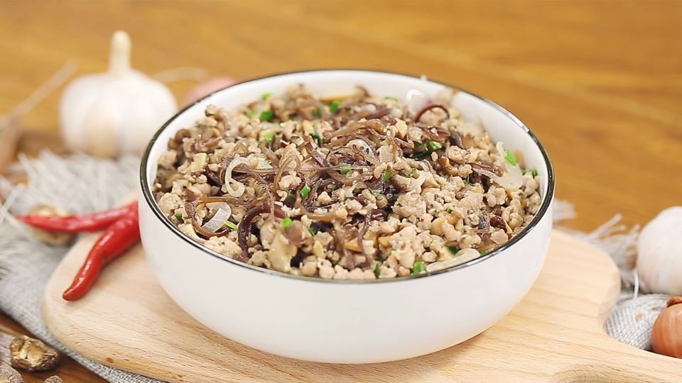 Thịt lợn băm xào nấm hương