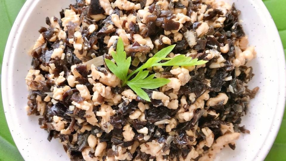 Thịt lợn băm xào nấm mèo