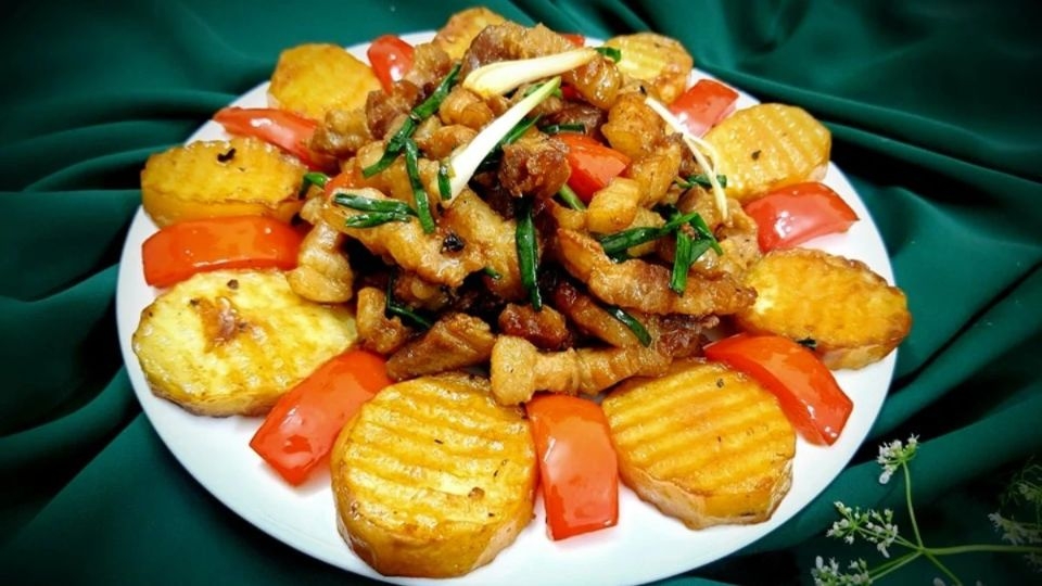Thịt lợn xào khoai tây