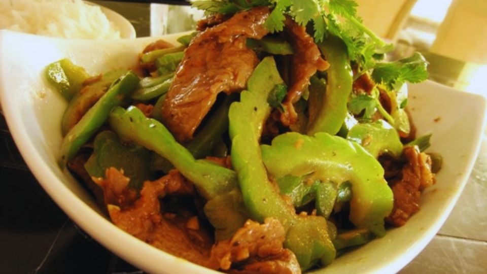 Thịt lợn xào mướp đắng