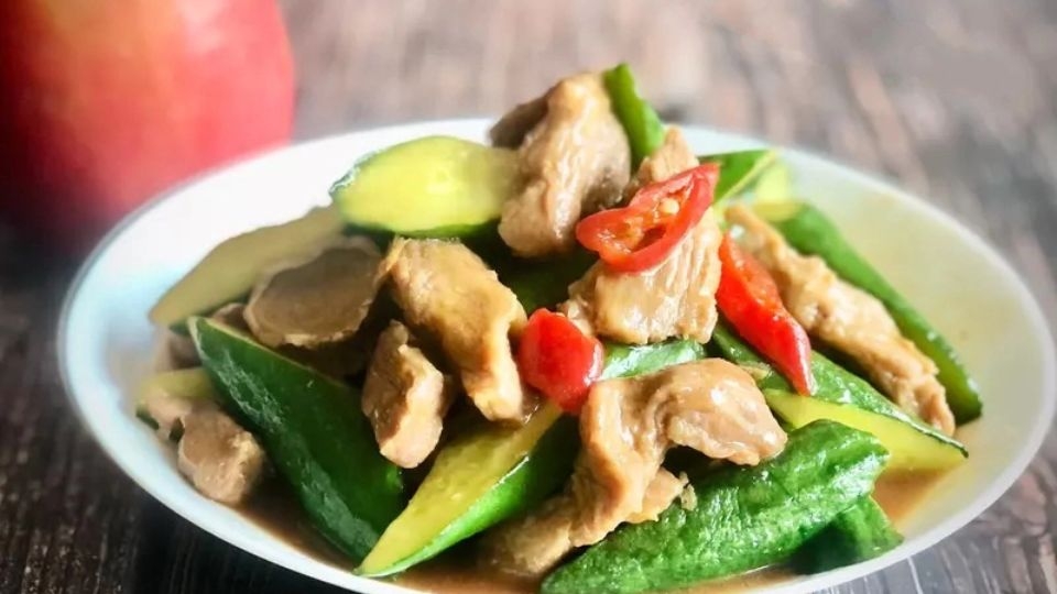 Thịt lợn xào dưa leo