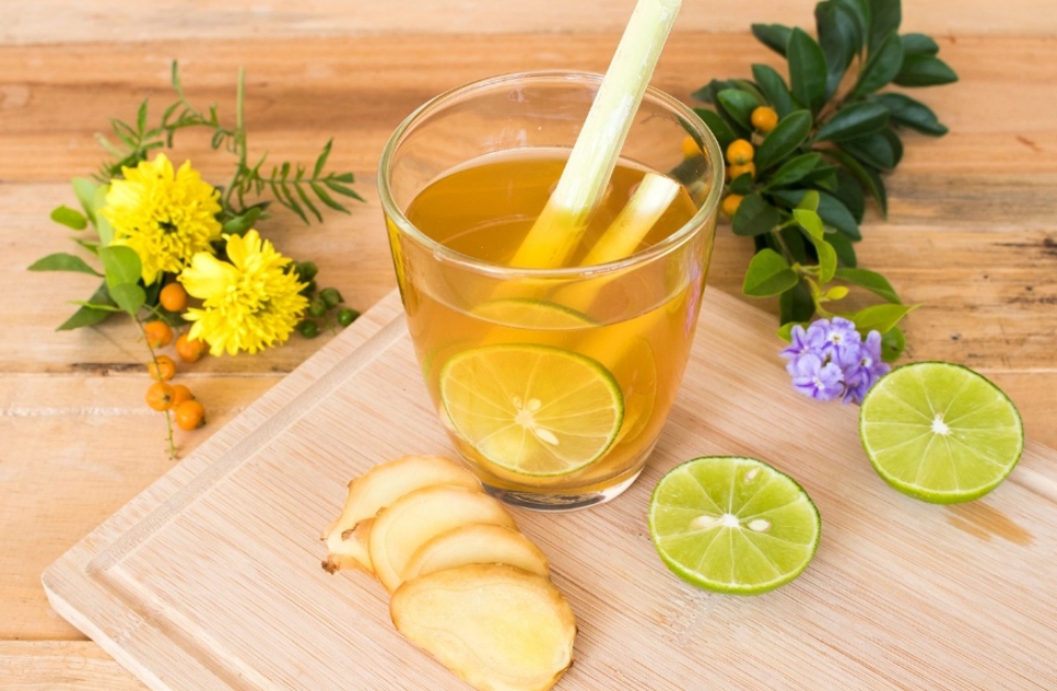 Pha hỗn hợp Chanh - sả - gừng để giải rượu