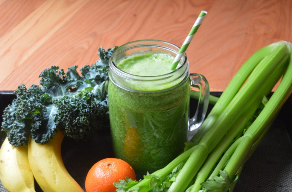 Bạn có thể lựa chọn uống sinh tố giảm cân từ cần tây