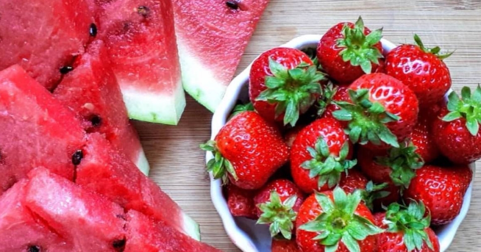 Sinh tố dưa hấu và dâu tây mang vị ngọt tự nhiên với màu đỏ tươi đẹp mắt