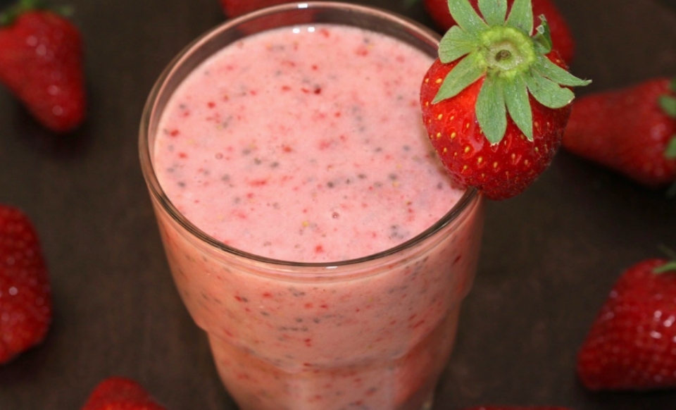Dâu tây và hạt chia sẽ tạo nên món sinh tố giảm cân ngon đúng điệu