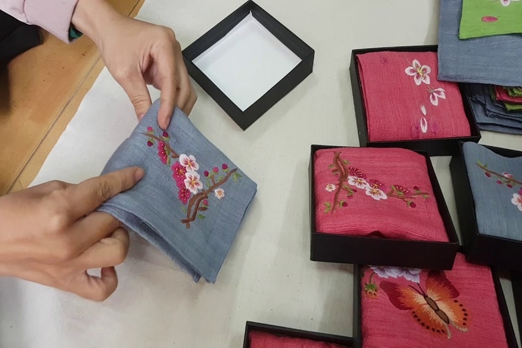 Đầu năm tặng bạc có sao không? Những món đồ không nên mua vào đầu năm - Hình 4