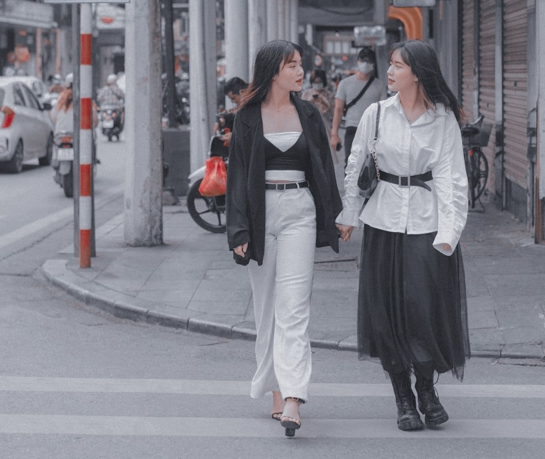 Ảnh tone trắng xám hot trend