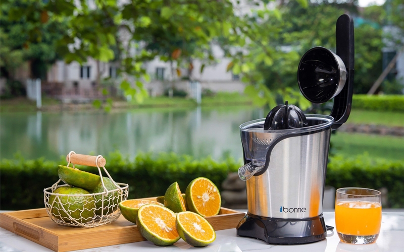 nên mua máy vắt cam bằng tay hay bằng điện 1