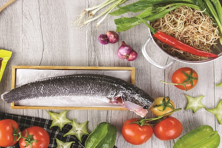 Cách làm cá lóc hấp cuốn bánh tráng dân dã nhưng ăn cực cuốn ngay tại nhà - Hình 1