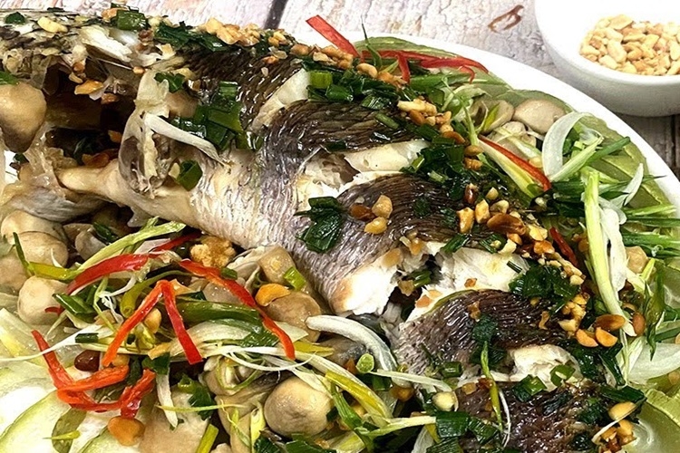 Cách làm cá lóc hấp cuốn bánh tráng dân dã nhưng ăn cực cuốn ngay tại nhà - Hình 4