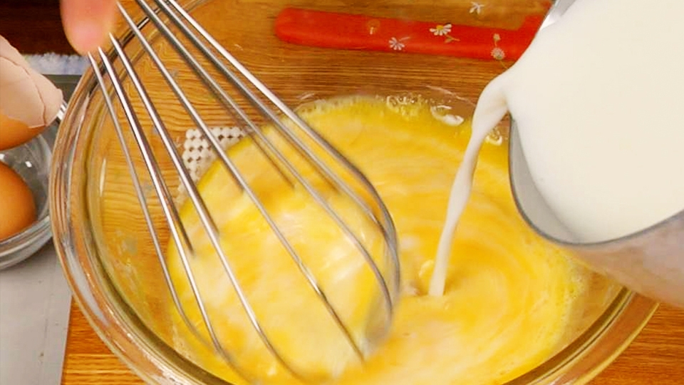 Đổ sữa tươi nấu ấm vào trứng khuấy đều.