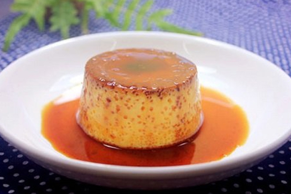 Bánh flan bị rỗ, không mịn.