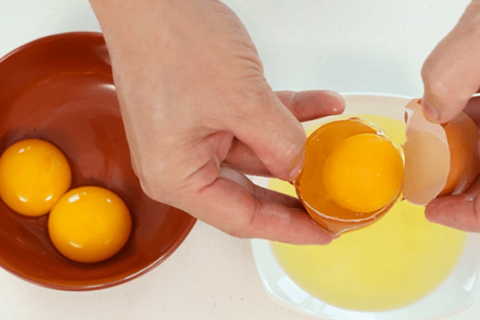 Tách lòng đỏ trứng gà.