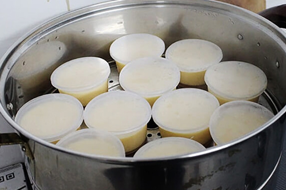 Hấp chín bánh flan.
