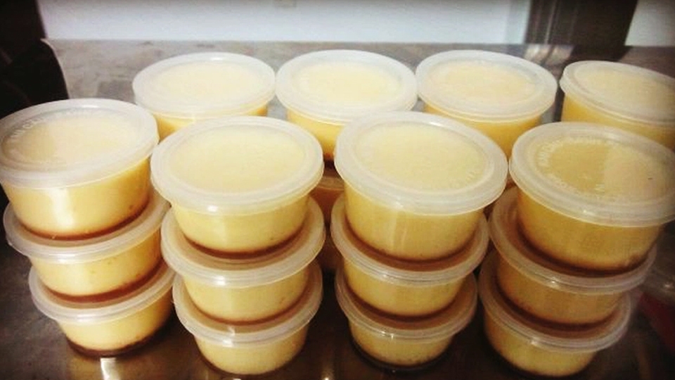 Bảo quản bánh flan trong ngăn mát tủ lạnh.