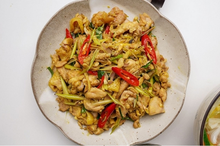 Ức gà xào sả ớt