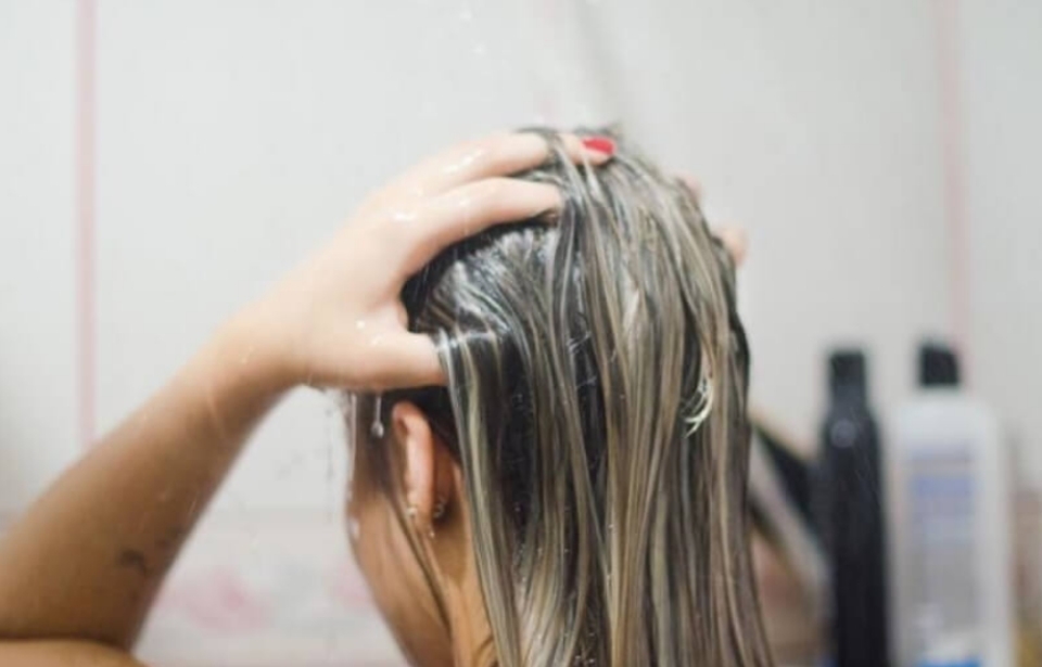 Nên dùng dầu xả trước khi gội đầu để tóc khỏe mạnh