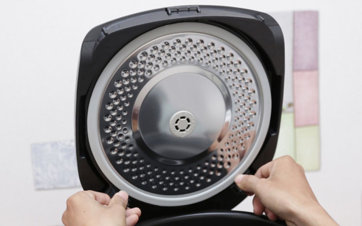 Bước 2:&nbsp;Vệ sinh nồi và nắp nồi