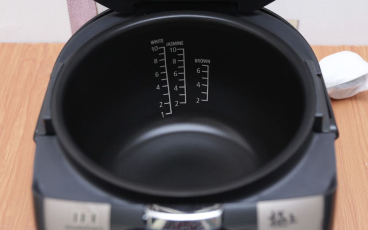 Bước 3:&nbsp;Vệ sinh lòng nồi