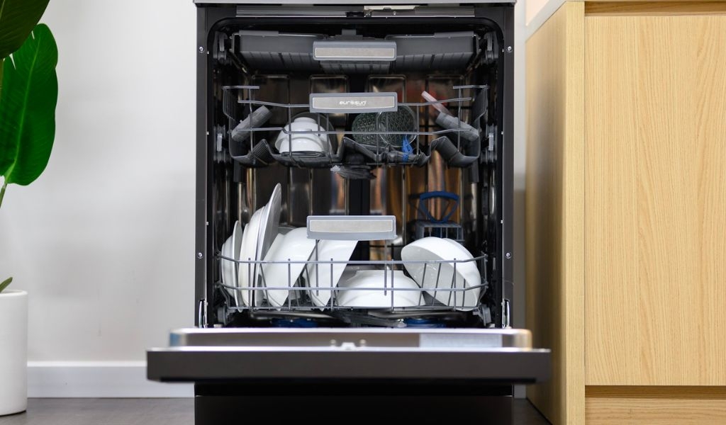 Cách sử dụng máy rửa chén Electrolux đúng để đảm bảo hiệu quả làm sạch và bền lâu 3