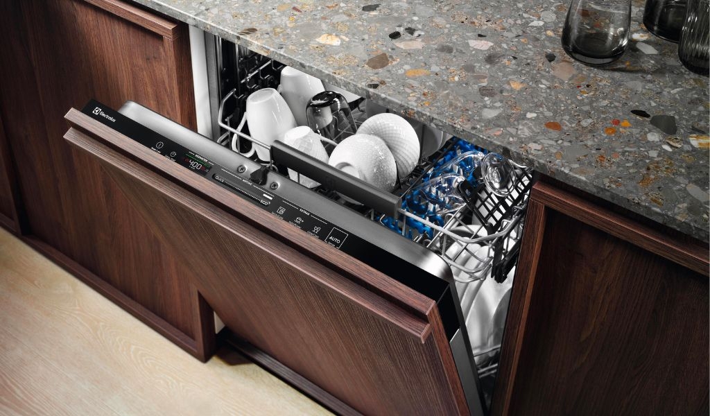 Cách sử dụng máy rửa chén Electrolux đúng để đảm bảo hiệu quả làm sạch và bền lâu 4