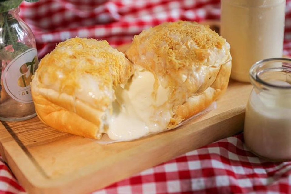 Bánh mì phô mai tan chảy thơm ngon, béo ngậy.