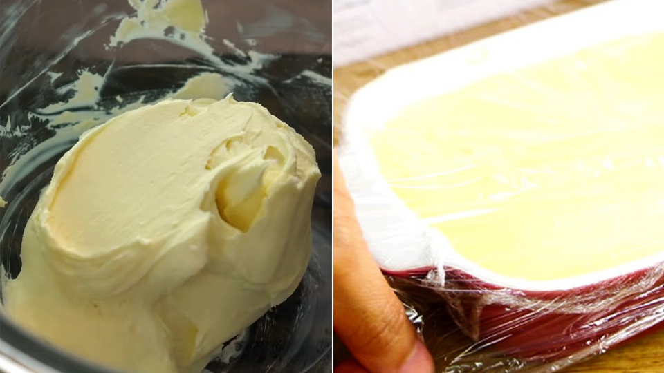 Đổ nhân bánh mì phô mai vào khuôn và làm lạnh.