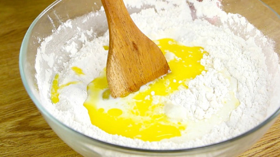 Trộn bột làm vỏ bánh mì phô mai tan chảy.