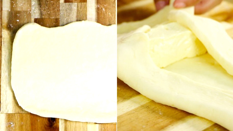 Gói nhân phô mai vào trong lớp vỏ bánh mì.