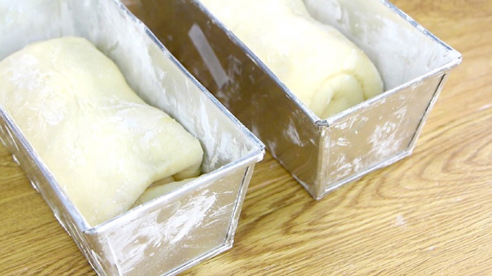 Đặt bột bánh vào khuôn để đem đi nướng chín.