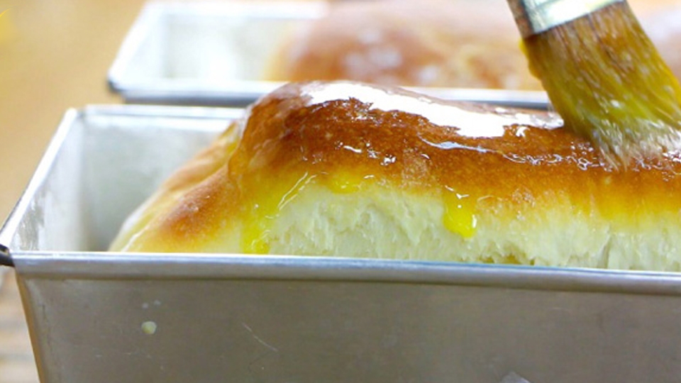 Phết bơ lạt lên bánh để tạo độ bóng.