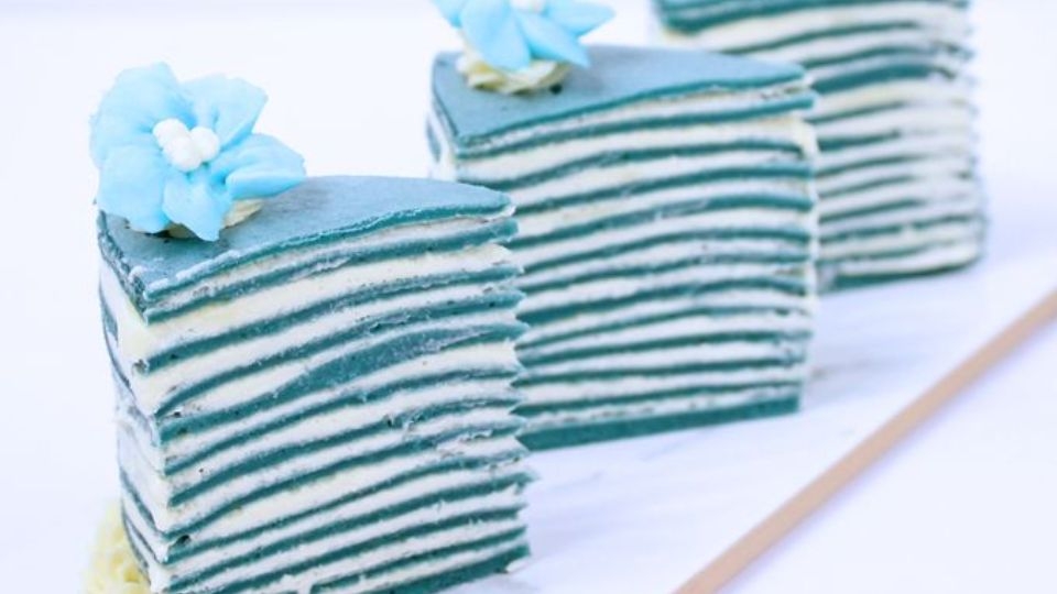 Bánh crepe ngàn lớp hoa đậu biếc